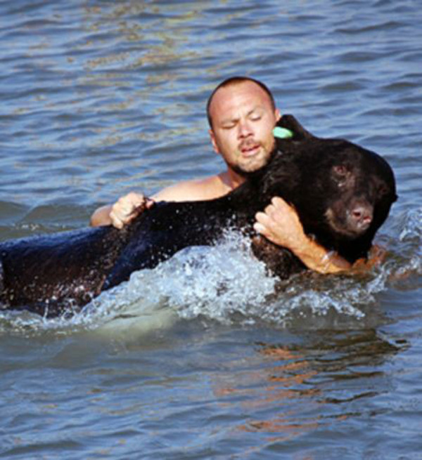 Read more about the article Brave man risks his life to save a 400lb drowning bear